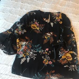 🍂LILY WHITE bell sleeved blouse🍂